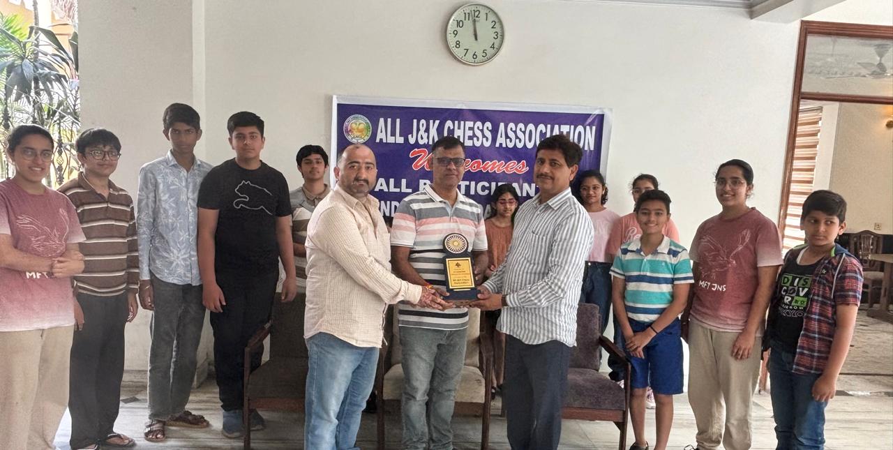 16 players attend GM’s Chess class 